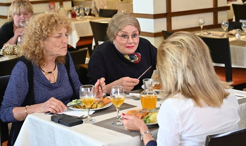 סבתא זפטה במסעדה בית גיל הזהב