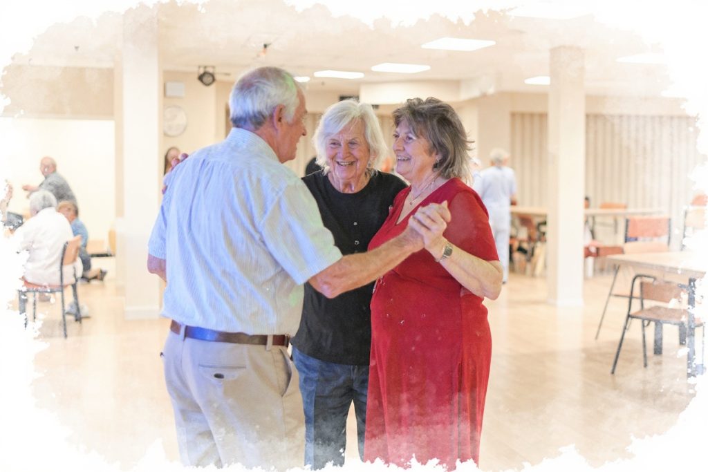 חברים וריקודים בבית גיל הזהב