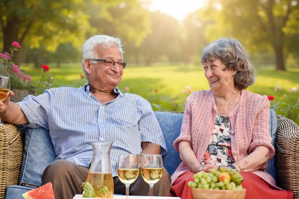 דיור מוגן איכותי בתל אביב - זוג בגינה