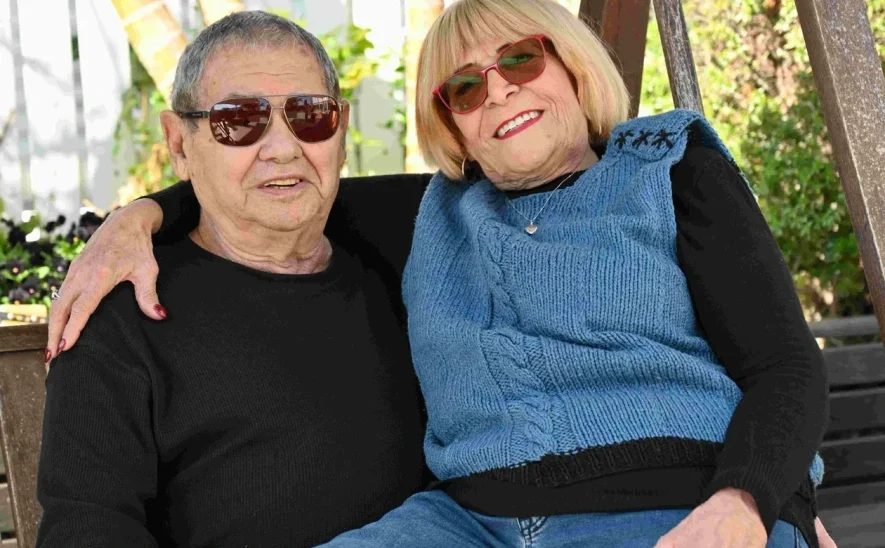 דיור מוגן במרכז - זוג מחובק על הספסל